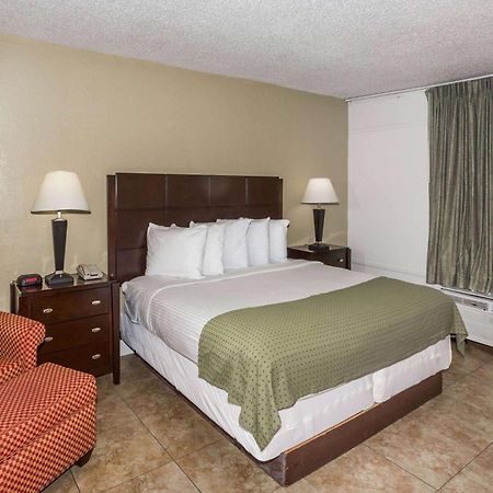 Days Inn By Wyndham St. Petersburg / Tampa Bay Area Pinellas Park Eksteriør bilde
