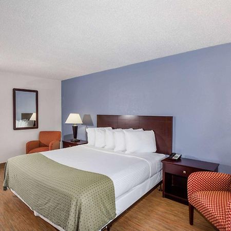 Days Inn By Wyndham St. Petersburg / Tampa Bay Area Pinellas Park Eksteriør bilde