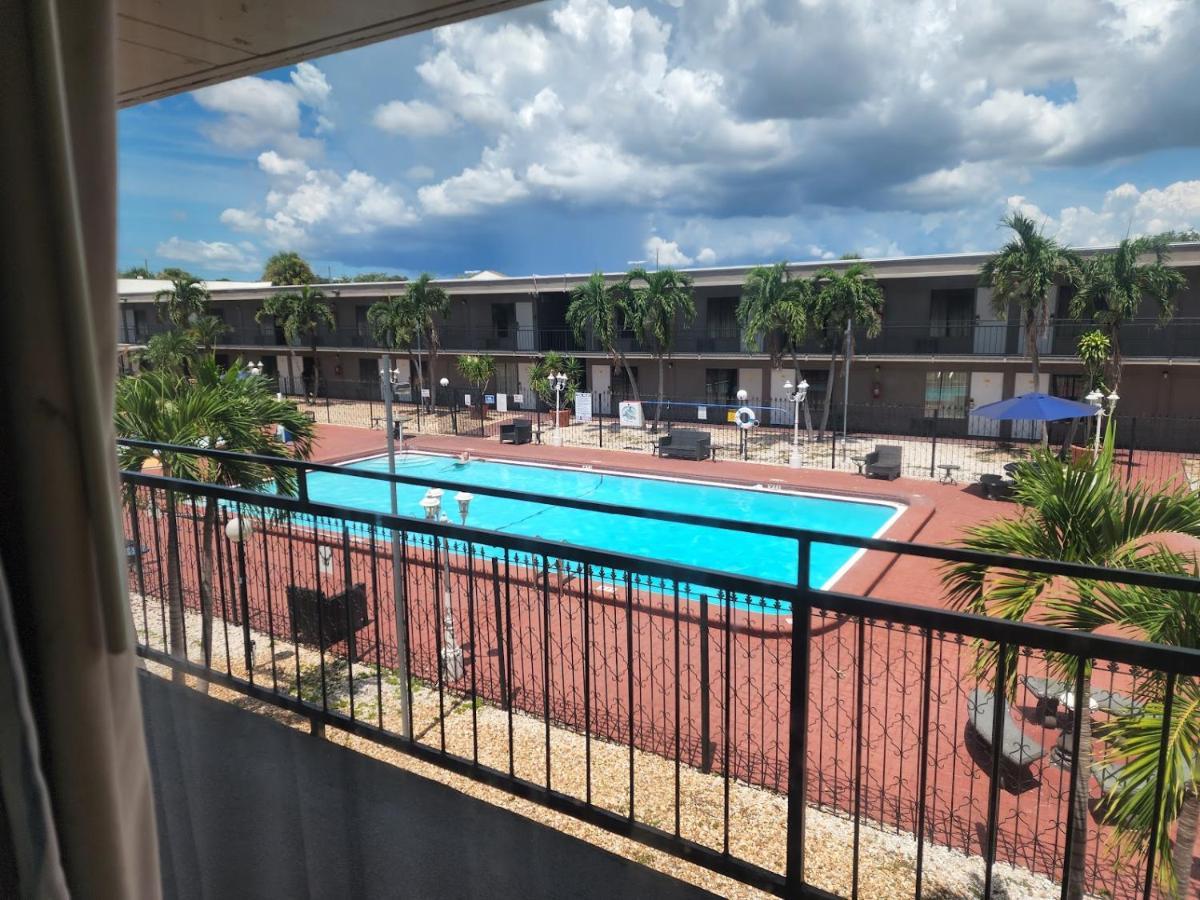Days Inn By Wyndham St. Petersburg / Tampa Bay Area Pinellas Park Eksteriør bilde