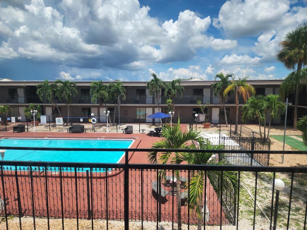 Days Inn By Wyndham St. Petersburg / Tampa Bay Area Pinellas Park Eksteriør bilde