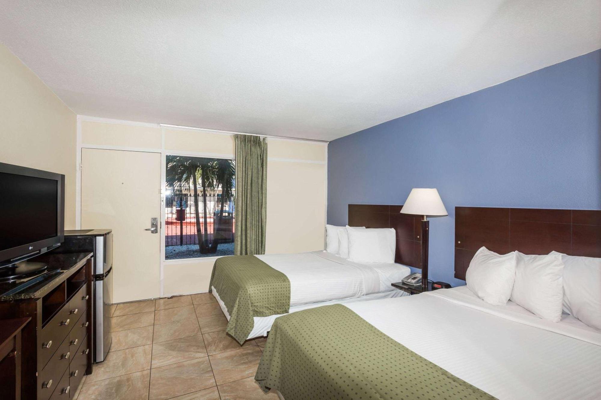 Days Inn By Wyndham St. Petersburg / Tampa Bay Area Pinellas Park Eksteriør bilde