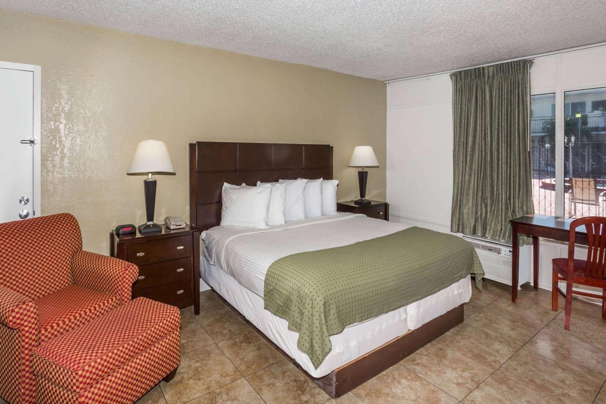 Days Inn By Wyndham St. Petersburg / Tampa Bay Area Pinellas Park Eksteriør bilde