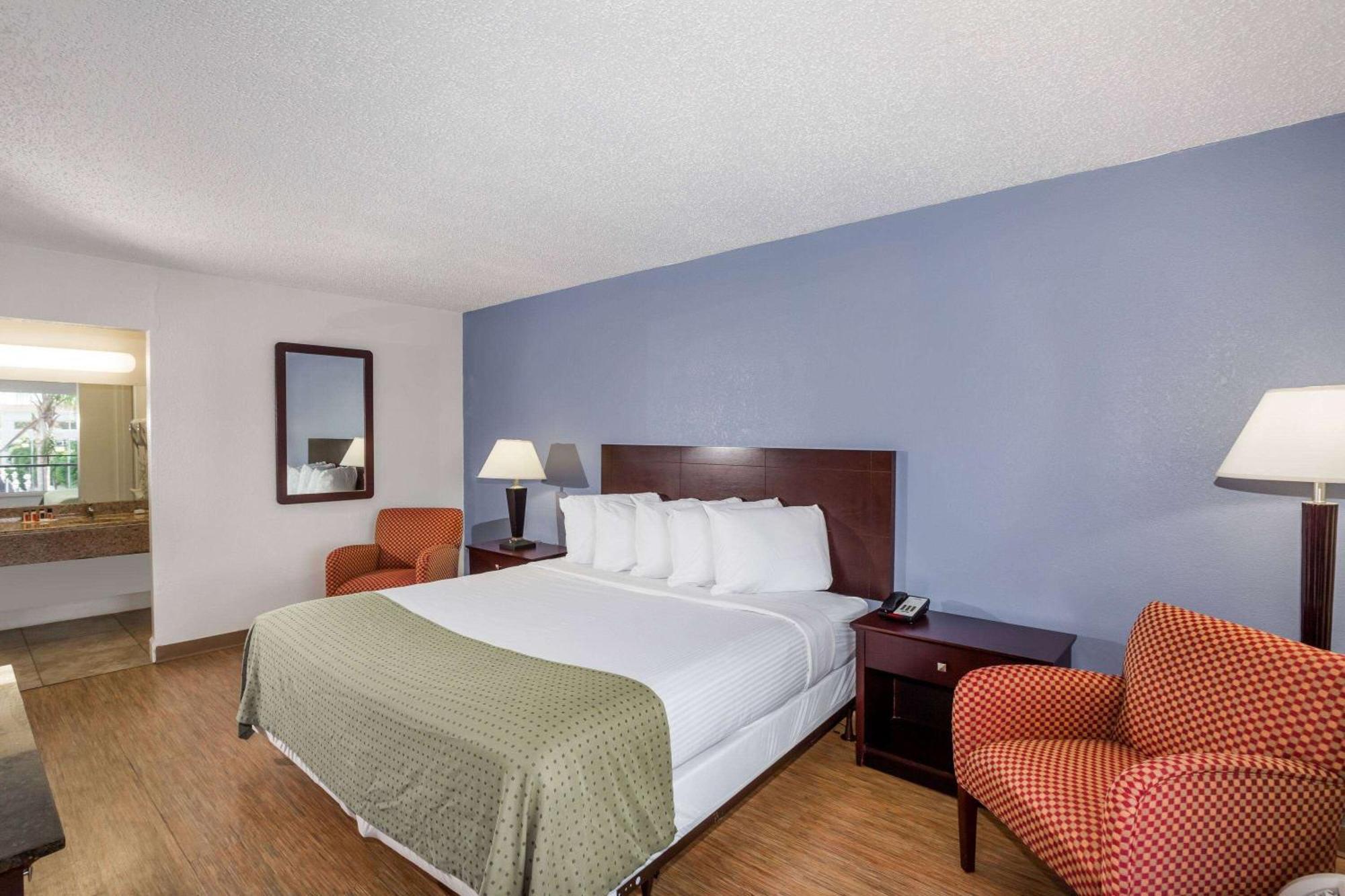 Days Inn By Wyndham St. Petersburg / Tampa Bay Area Pinellas Park Eksteriør bilde