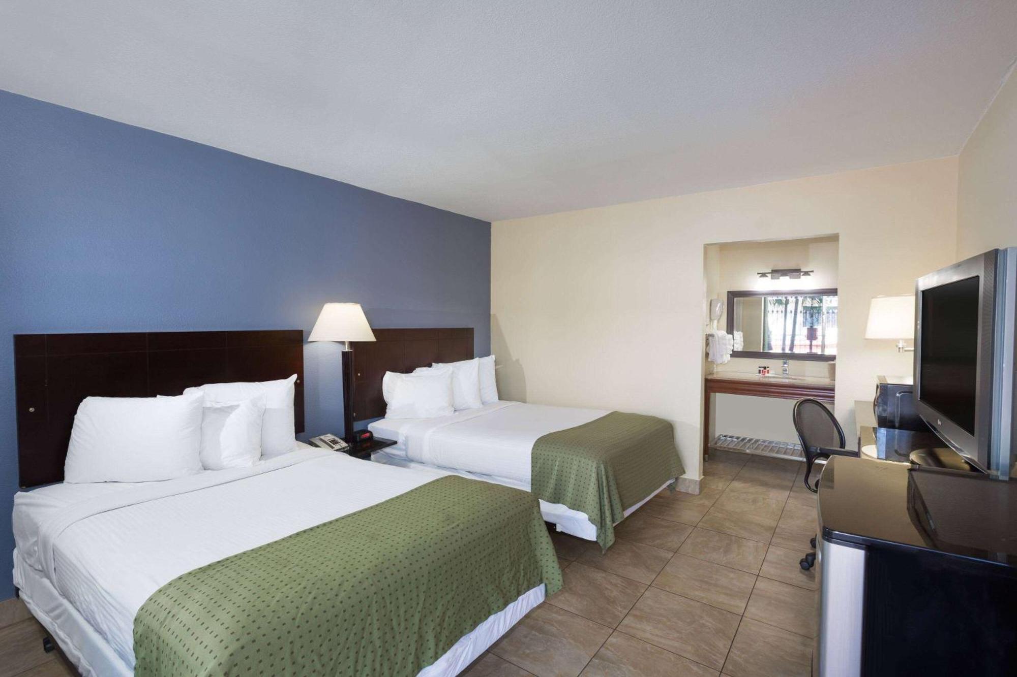 Days Inn By Wyndham St. Petersburg / Tampa Bay Area Pinellas Park Eksteriør bilde